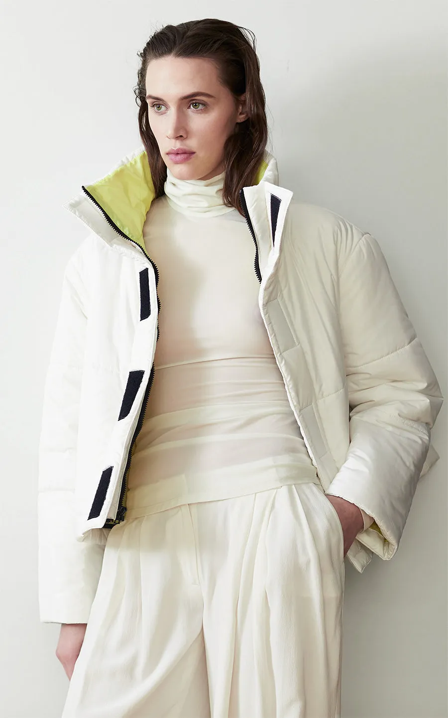 REVERSIBLE CROPPED SUSTAINABLE DOWN COAT